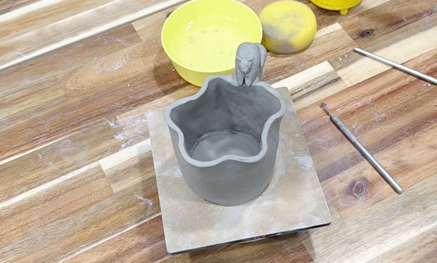 Image 7: Taller de cerámica "Crea y decora tu taza" de 2,5 h con bebida o té