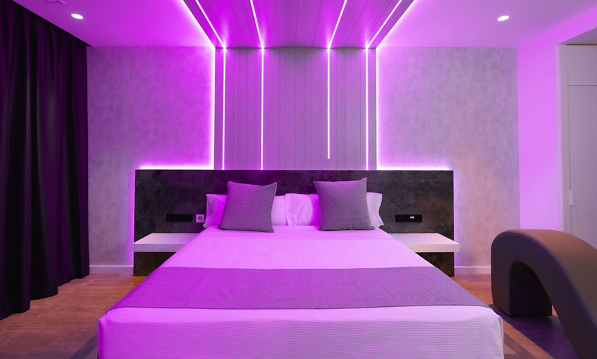 Image 3: Valencia: suite con botella Vino blanco y decoración de pétalos