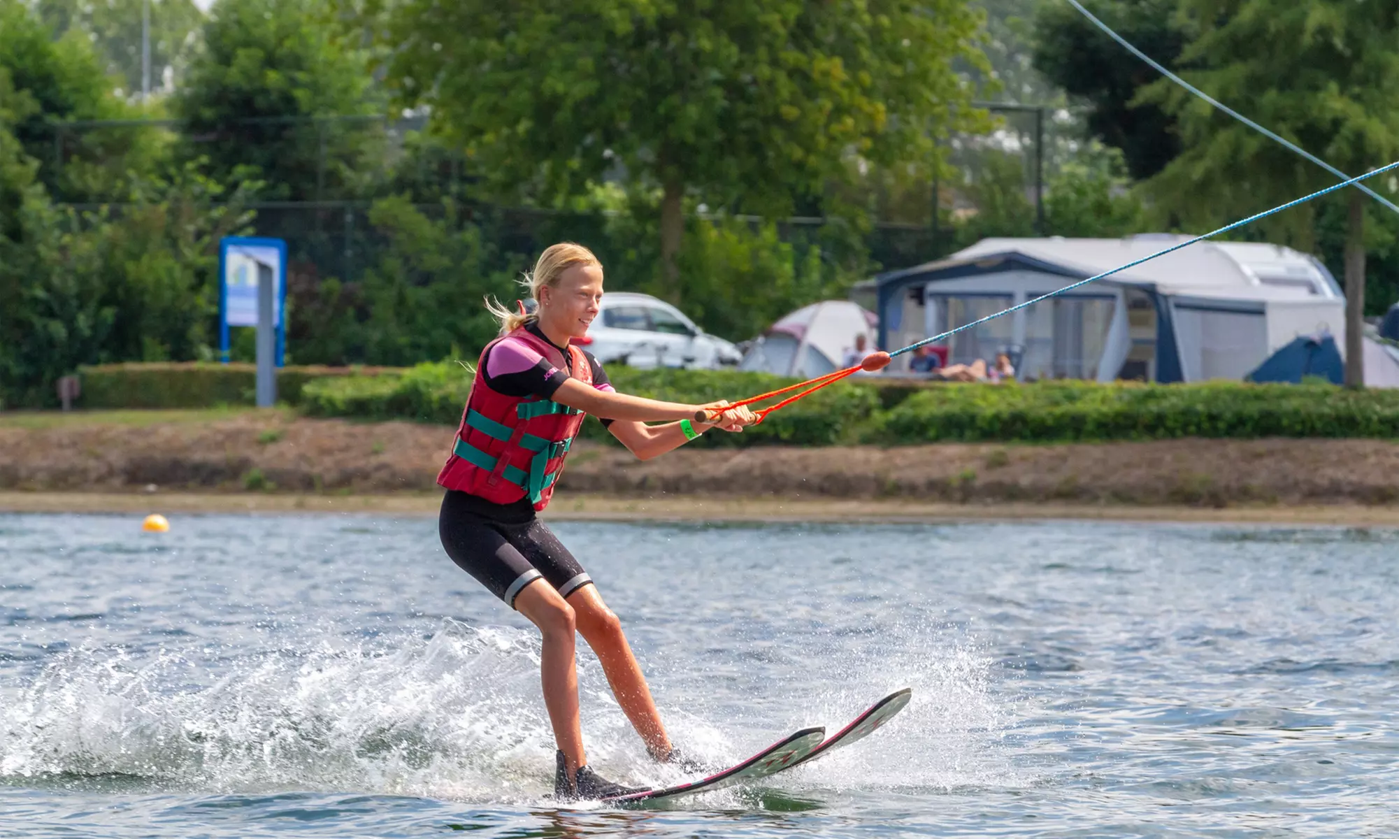 Vlieg over het water: 2 uur waterskiën of wakeboarden