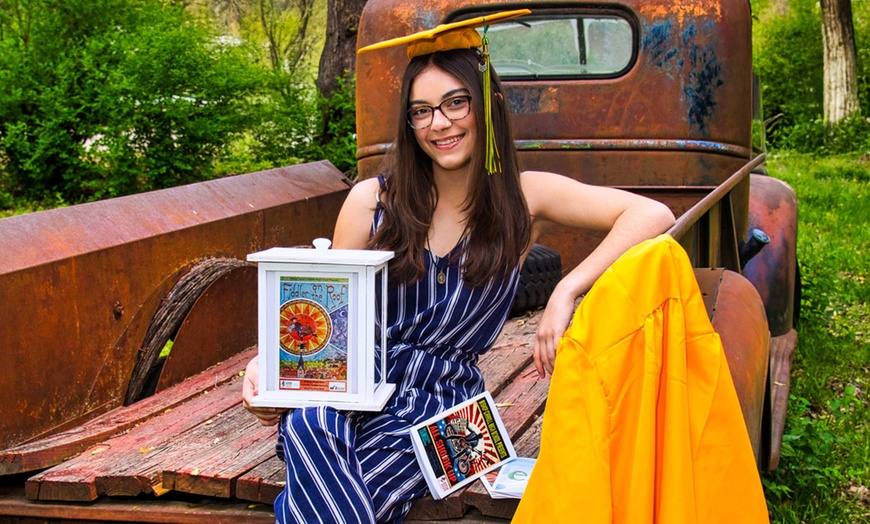 Image 10: RedRock Studio Yard: 20-Min Photo Session with Print Package Options
