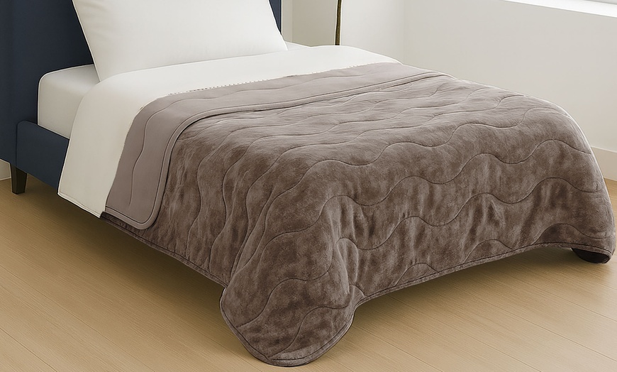 Image 34: Premium Winter Quilt: Soft, Hypoallergenic and Luxurious Comfort