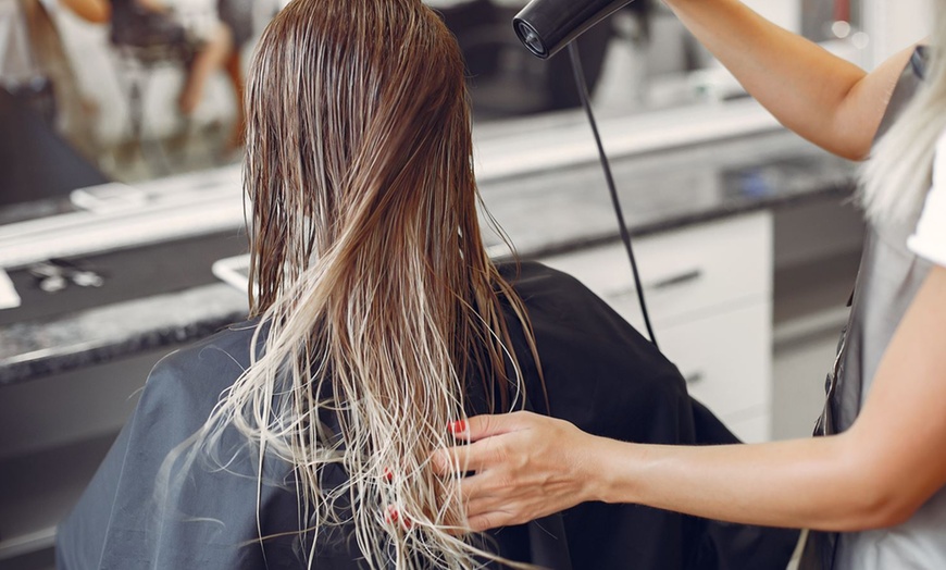 Image 4: Alisado de keratina y corte para melenas cortas o largas