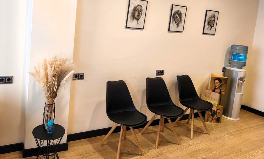 Image 9: Radiofrecuencia en rostro, cuello y escote