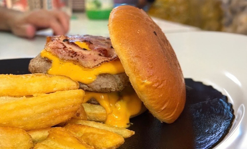 Image 6: Buffet libre de entrantes y burgers para 2 personas con bebida