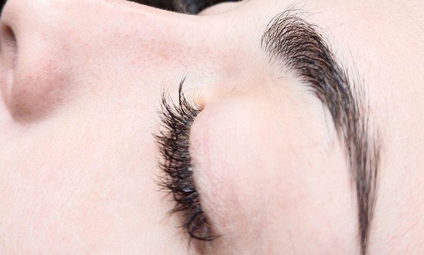 Image 1: Lifting y tinte de pestañas con opción a laminado y tinte de cejas