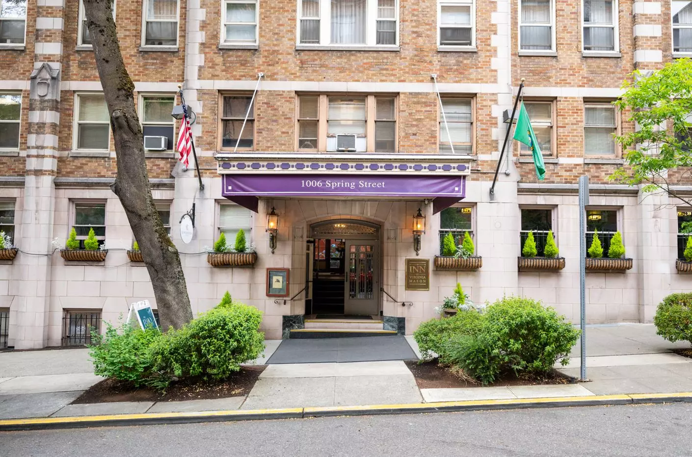 Classic Comfort and Skyline Views in Seattle's First Hill District
