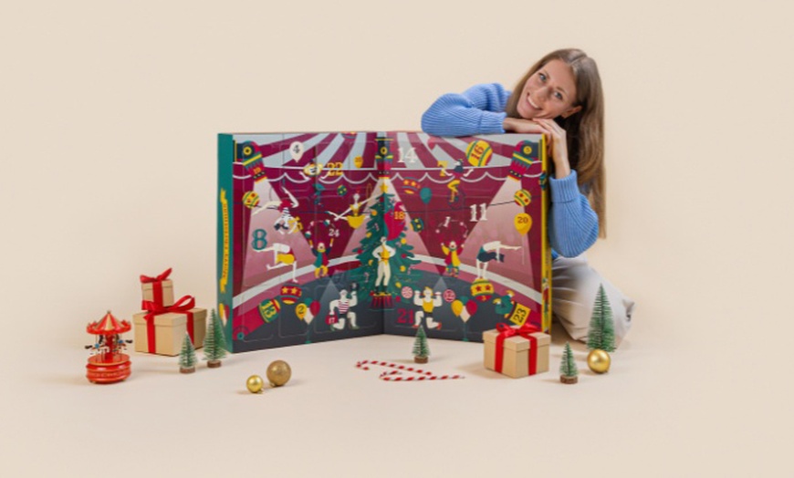 Image 2: Degusta la magia: calendario de Adviento con snacks dulces y salados