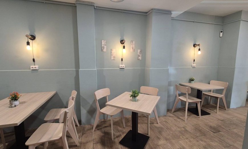 Image 4: Menú mediterráneo con entrante, principal, postre y bebida