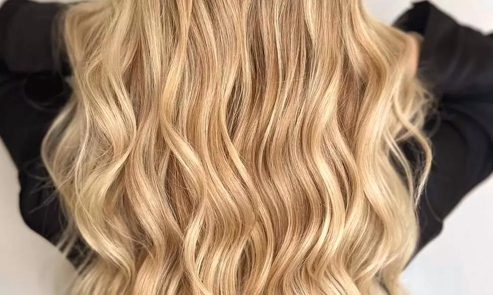 Coloración capilar con barros en raíz o completo con masaje y corte