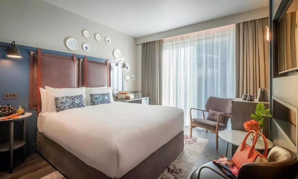 London: 4* Stay for Two with Breakfast & Drinks