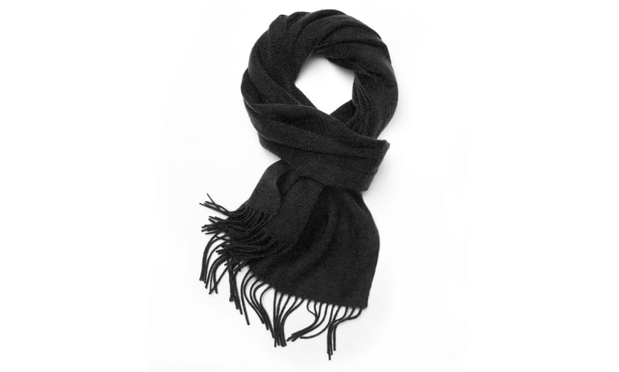 Image 2: Bufanda de lana con flecos