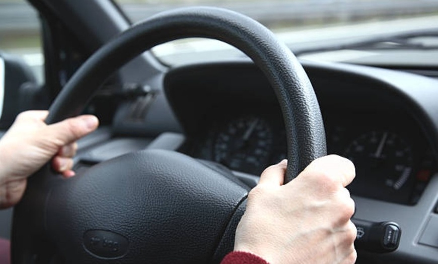 Image 2: ¡Sácate el carnet de coche! Matrícula, teoría, tests y 2 o 4 prácticas