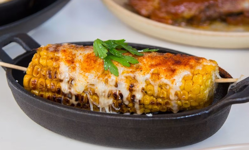 Image 7: Menú mediterráneo para 2 o 4 con postre y bebida o botella de vino