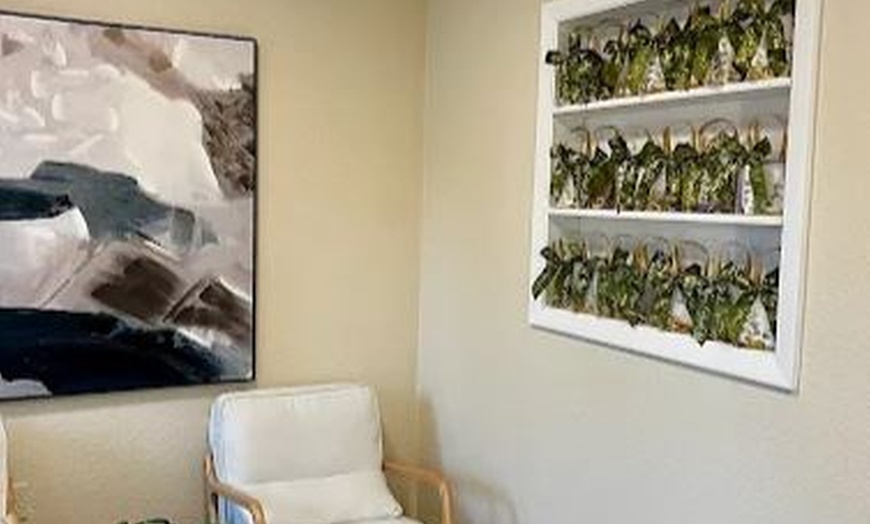 Image 4: Couples Swedish Massage with Hot Stone, Hot Towel, Aromatherapy & More