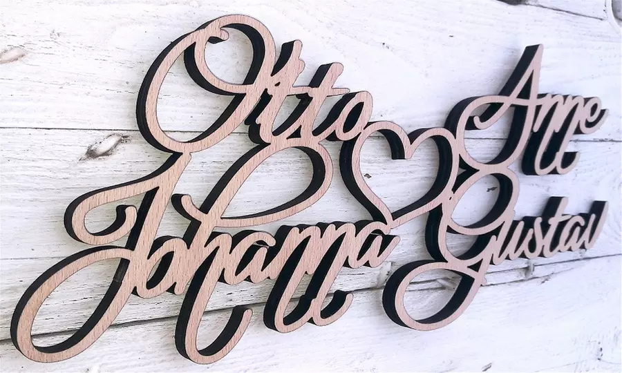 Personalisierbarer Schriftzug aus Holz mit 3 oder 4 Namen und Herz