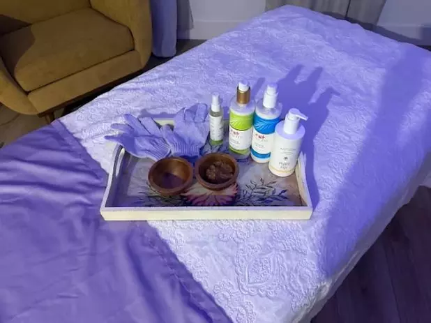 50 or 80-Min Relaxation Massage w/ Hot Stones, Foot Scrub & Hot Towels