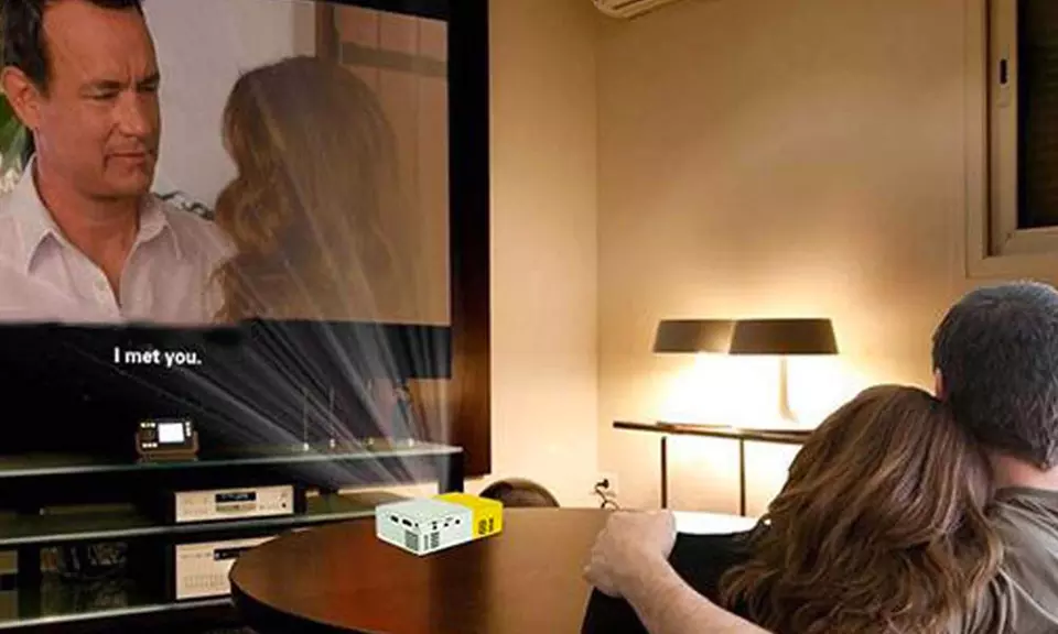 Mini vidéoprojecteur HD portable et compact avec une prise, une télécommande et un câble audio - Primary Image