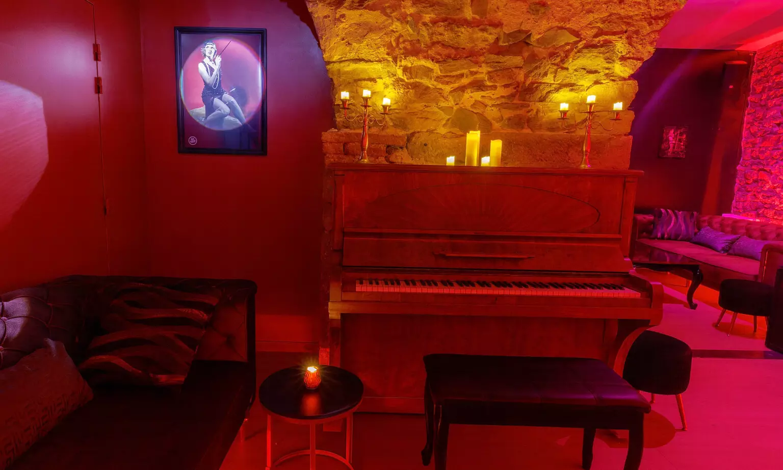 Nuit cabaret glamour à Lyon : immersion burlesque au cœur d’Ô Boudoir