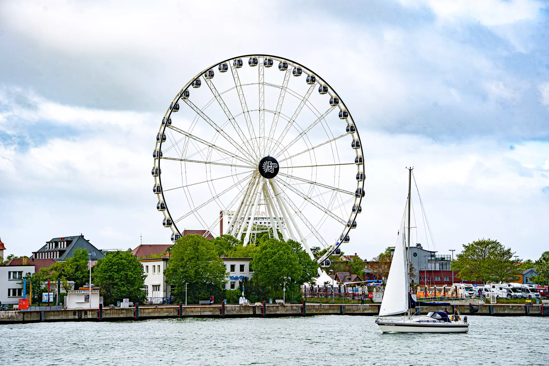Weinfahrt in Kühlungsborn oder Warnemünde: Riesenrad-Fahrt mit Wein, Antipasti, Brot & Wasser (bis 32% sparen) - Primary Image