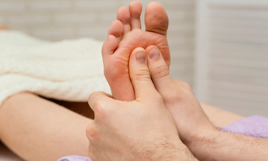 Image 2: Massage Aromatouch des mains, réflexologie plantaire en option
