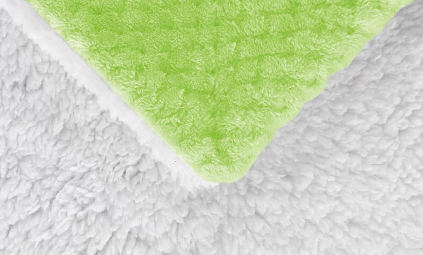 Image 21: Kuschelige Decke aus Sherpa-Material