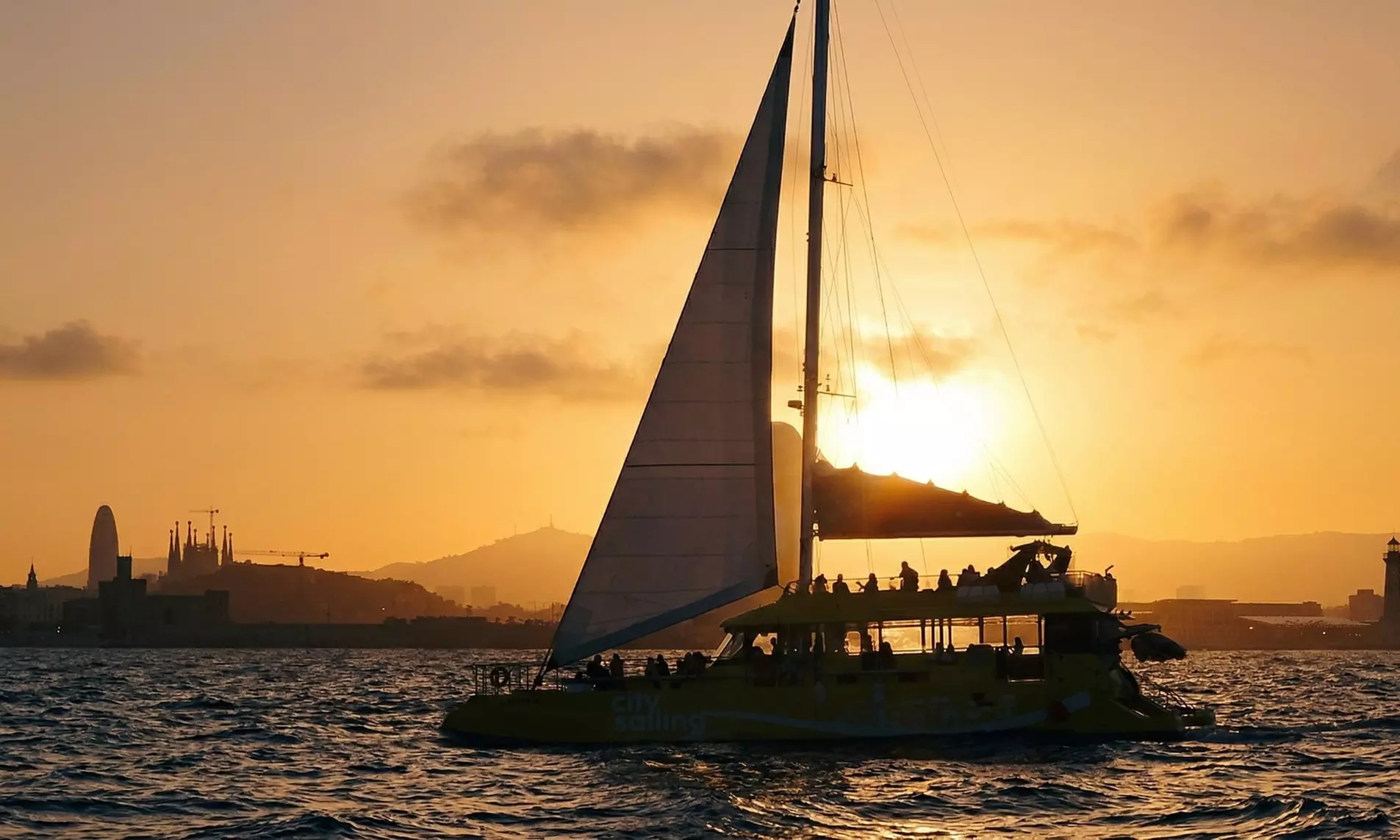 Catamarán al atardecer en Barcelona para 1, 2 o 4 personas