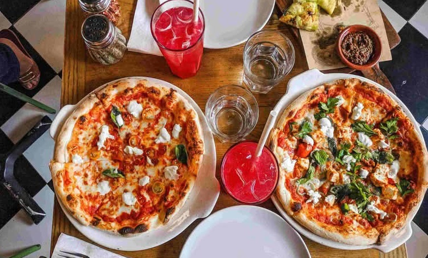 Image 2: Menú de pizza o hamburguesa con patatas y bebida para 2 o 4 personas