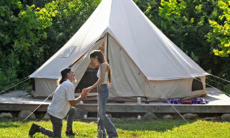 Image 2: 15 or 30-Minute Outdoor Photography Session with Digital Photo Package