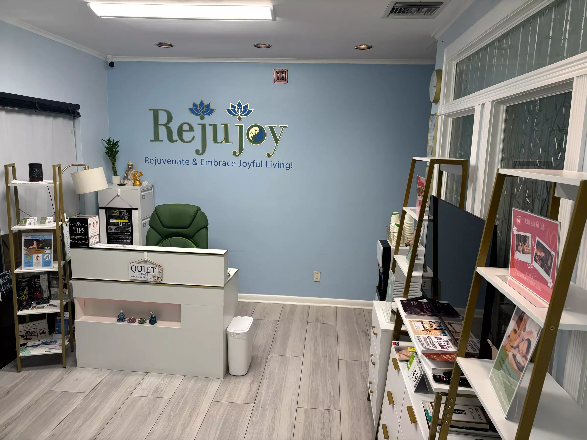 60 or 90-Min Swedish or Deep Tissue Massage & Aromatherapy at Rejujoy