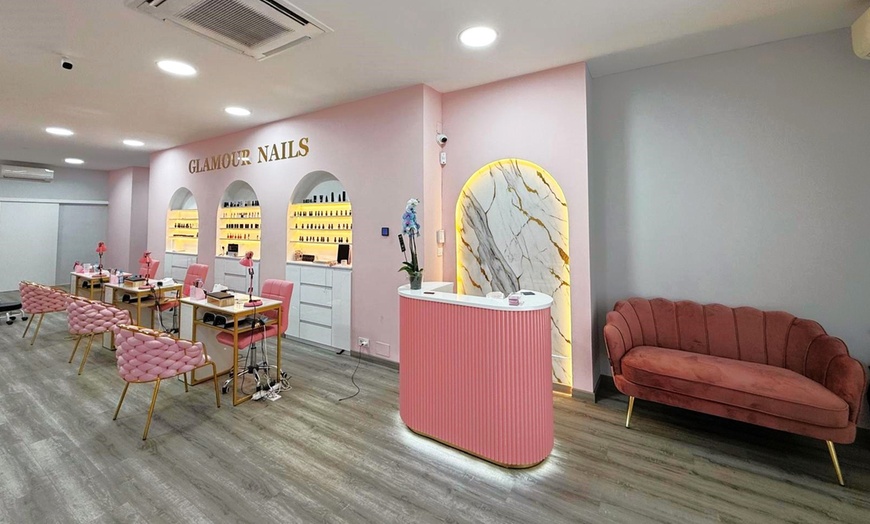 Image 2: Manicura y/o pedicura con esmaltado normal o semipermanente