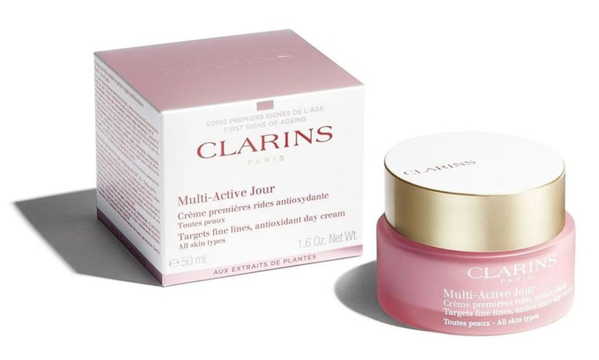 Image 2: Crema de día Multi-Active o lote de cuidado para hombres de Clarins