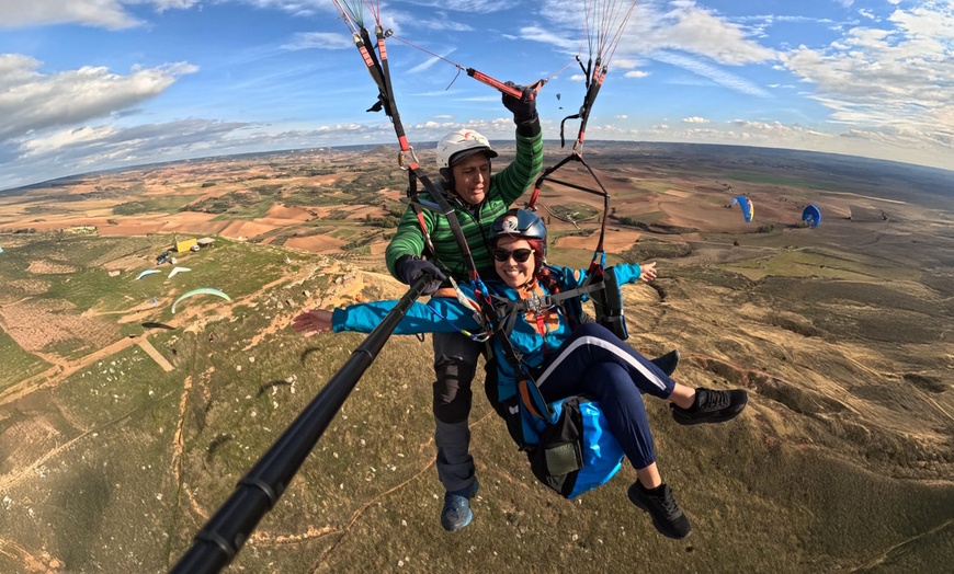 Image 9: Vuelo biplaza en parapente con profesional para 1 o 2 personas 