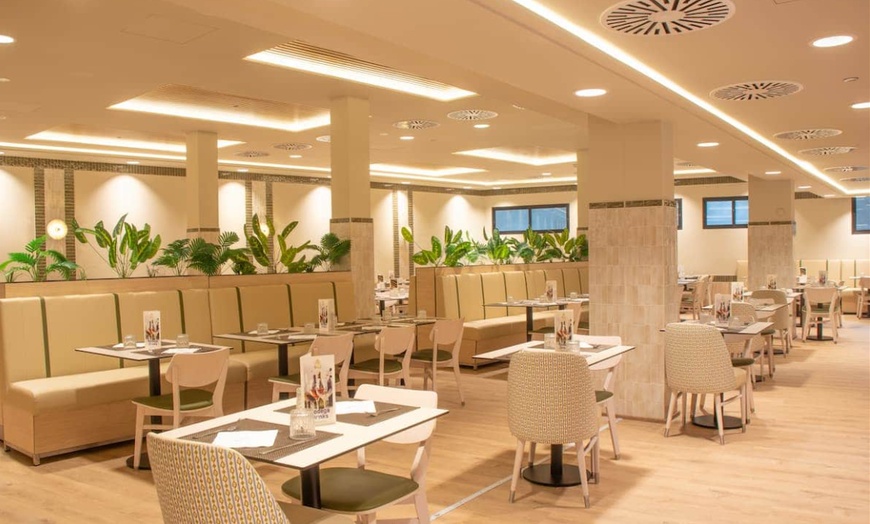 Image 11: Acceso a spa con opción a comida o cena bufé para 2 personas