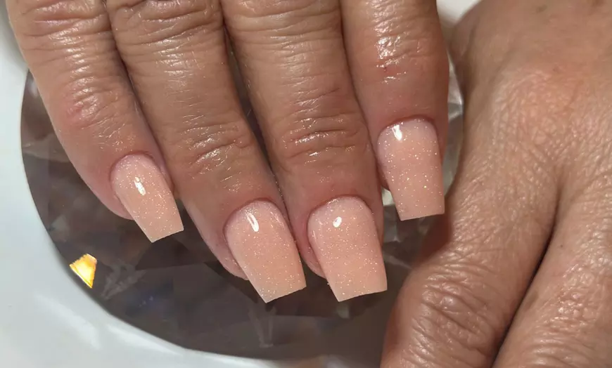 Image 4: Cejas con hilo y esmaltado o lifting de pestañas con esmaltado