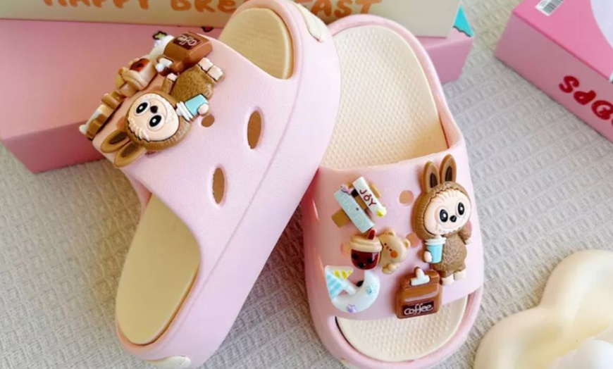 Image 10: Chaussons personnage cartoon