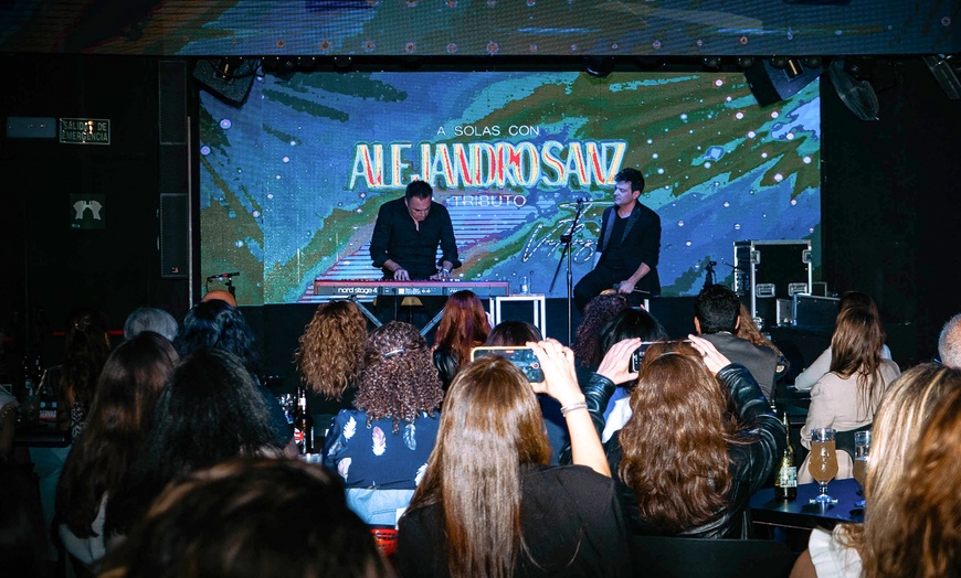 Image 4: Menú de picoteo con show de música en directo para 2 o 4 personas