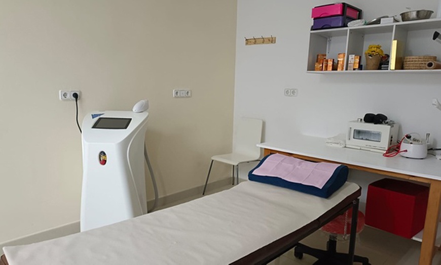 Image 2: Dermapen y mascarilla facial con máscara LED y cóctel de vitaminas 