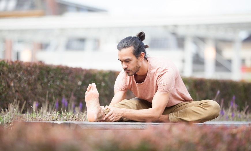 Image 8: Vind je flow: 5 of 10 yoga- of pilateslessen naar keuze in Groningen