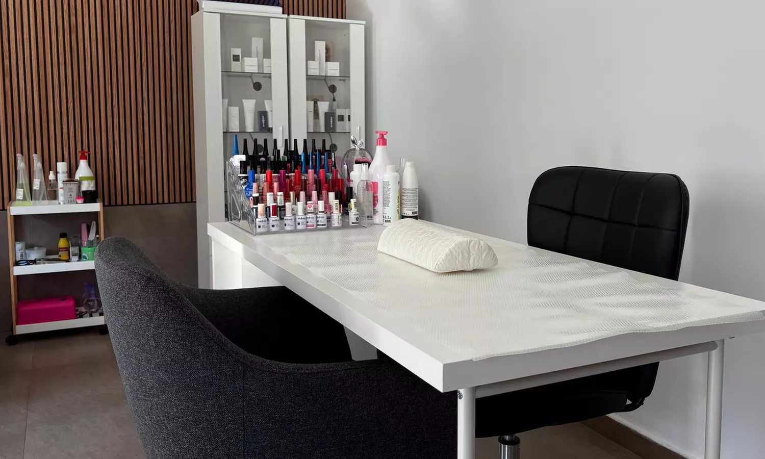 Manicura y/o pedicura con esmaltado clásico o semipermanente