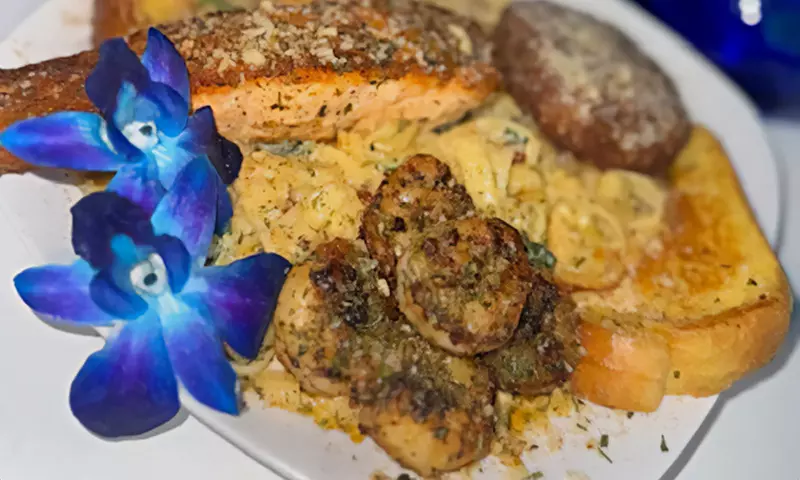 Brunch or Dinner with Cocktails at Swigzz Restaurant & Lounge