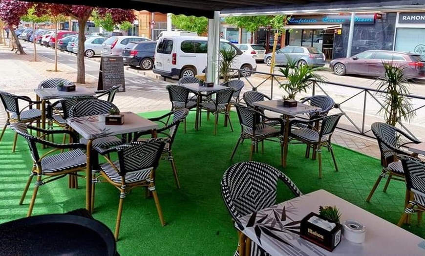 Image 11: Menú de picoteo para 2 o 4 personas con raciones y bebidas
