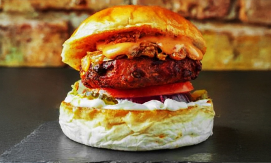 Image 2: Saftiger Burger nach Wahl inklusive Pommes für 1, 2 oder 4 Personen
