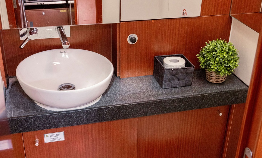 Image 20: Paseo de 2 horas en velero con bebida y picoteo para 1 o 2 personas