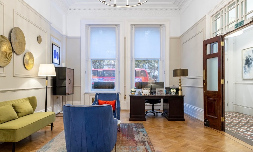 Image 4: Glow w/ choice of 30-Min LED, Hydro Facial or Hollywood Carbon Laser