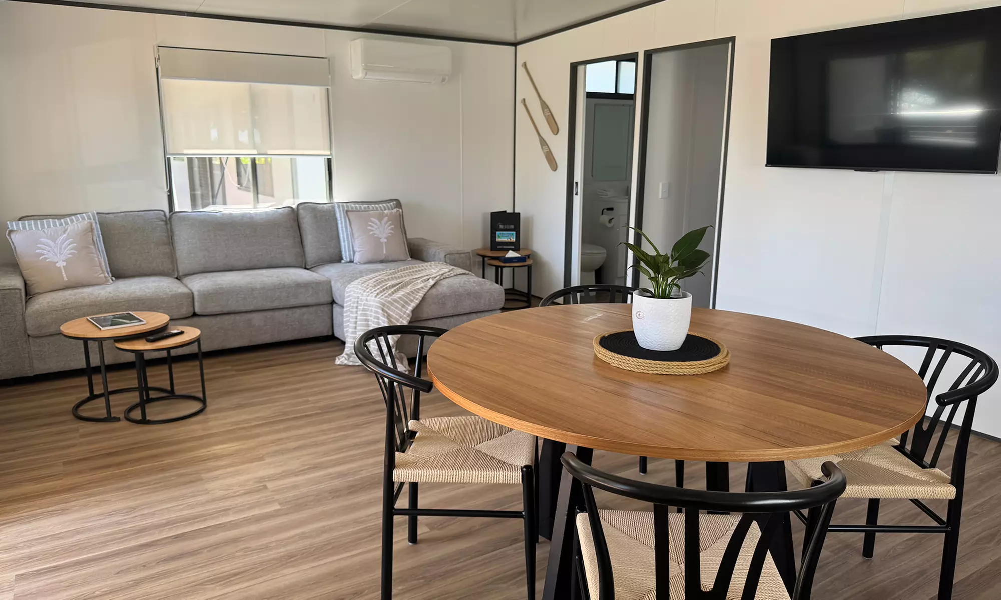 Phillip Island: Deluxe 2 or 3 Bedroom Cabin with Wine & Late Check-out