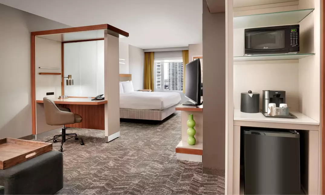Hotel Stay w/ Rooftop Pool & Breakfast. Minutes From The Strip