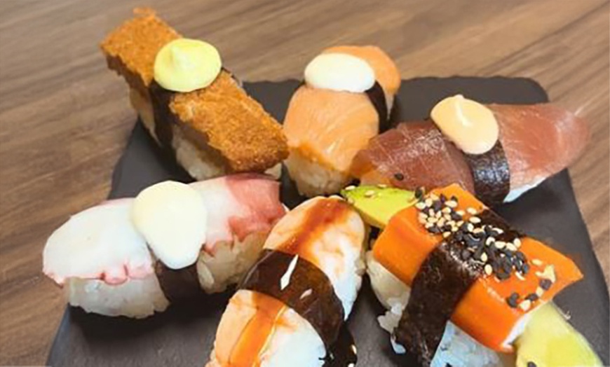 Image 6: Menú sushi lovers para 2 o 4 personas