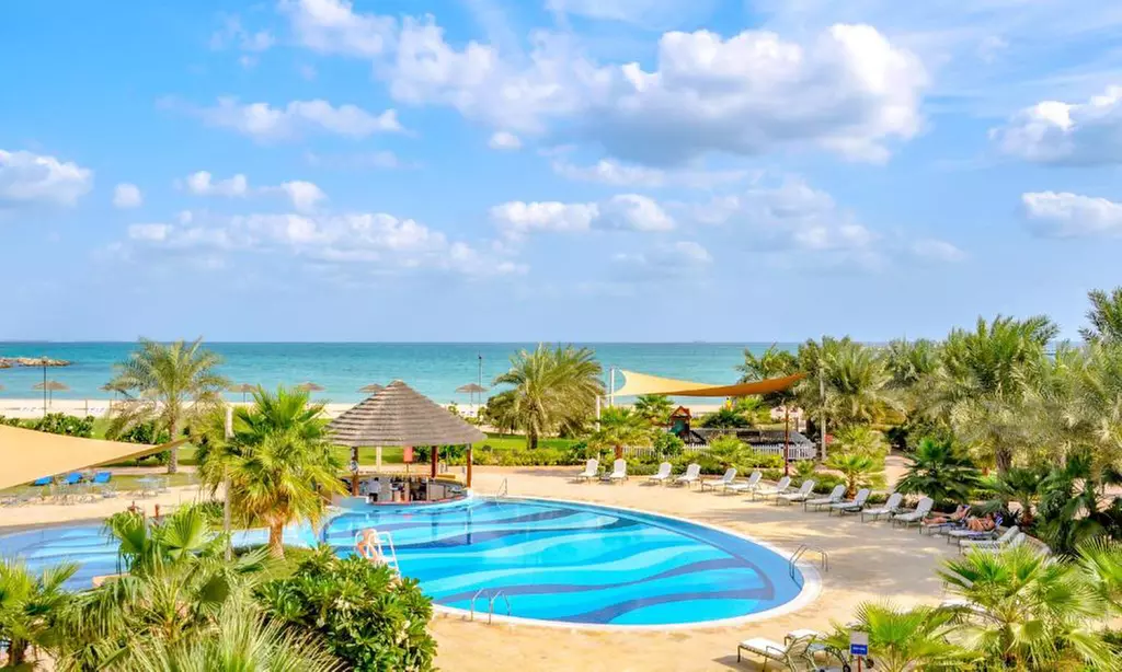 Abu Dhabi: One Night Stay with Breakfast and Dinner