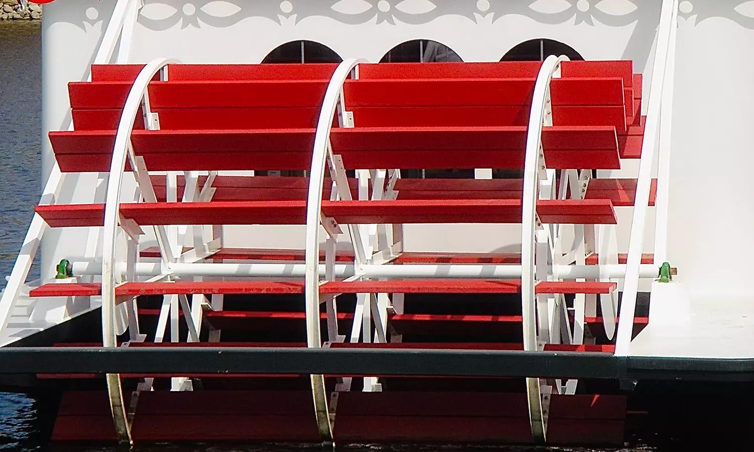 Mississippi River Cruises: Dining/Sightseeing on the Minneapolis Queen