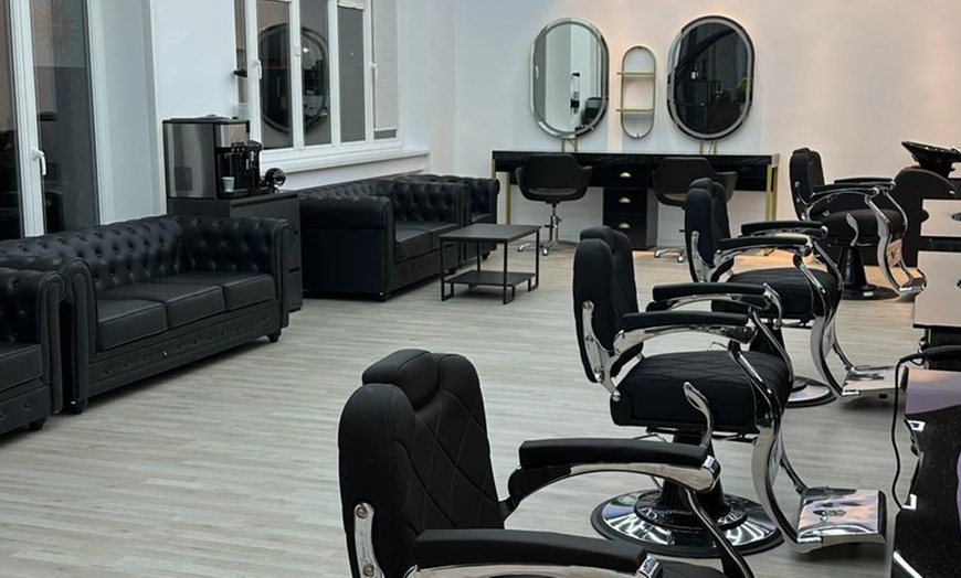 Image 3: Damenhaarschnitt inkl. Waschen, opt. mit Ansatzfarbe für 1 Person